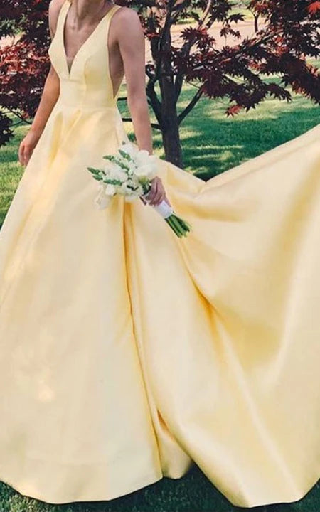 Robe de soirée en satin longueur ras du sol, traîne courte, coupe trapèze, sans manches, couleur unie, avec volants